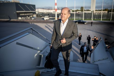 Bundeskanzler Olaf Scholz (SPD) steigt in ein Flugzeug der Flugbereitschaft, um zum Westbalkan-Gipfel nach Albanien zu fliegen 