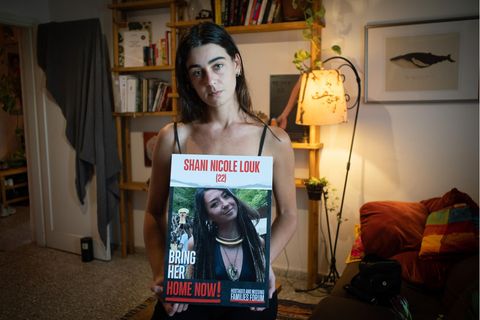 Tom Weintraub-Louk mit Plakat von ihrer entführten Cousine Shani Louk