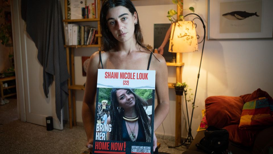 Tom Weintraub-Louk mit Plakat von ihrer entführten Cousine Shani Louk
