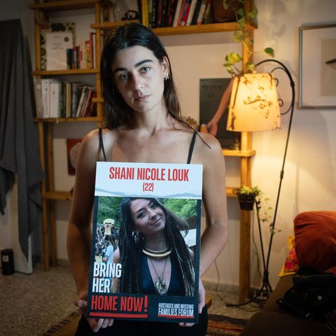 Tom Weintraub-Louk mit Plakat von ihrer entführten Cousine Shani Louk