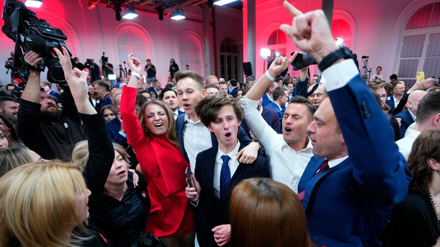 In Polen feiern Anhänger von Donald Tusk in der Parteizentrale das Wahlergebnis