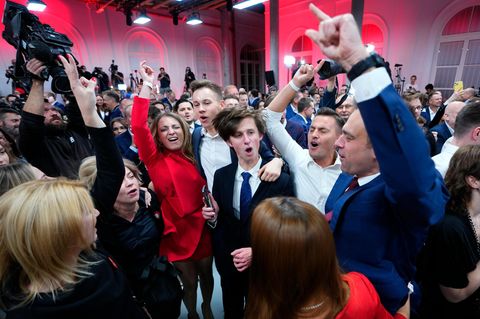 In Polen feiern Anhänger von Donald Tusk in der Parteizentrale das Wahlergebnis