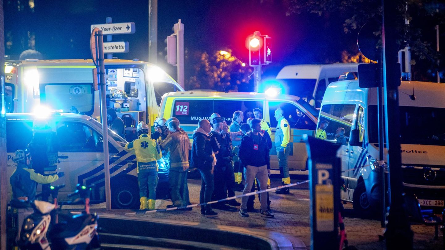 Belgien, Brüssel: Polizisten stehen am Tatort