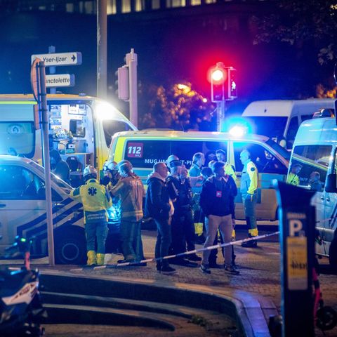 Belgien, Brüssel: Polizisten stehen am Tatort