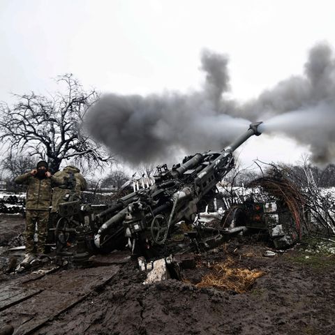 Ukrainische Soldaten schießen auf russische Stellungen an der Frontlinie im Donbass