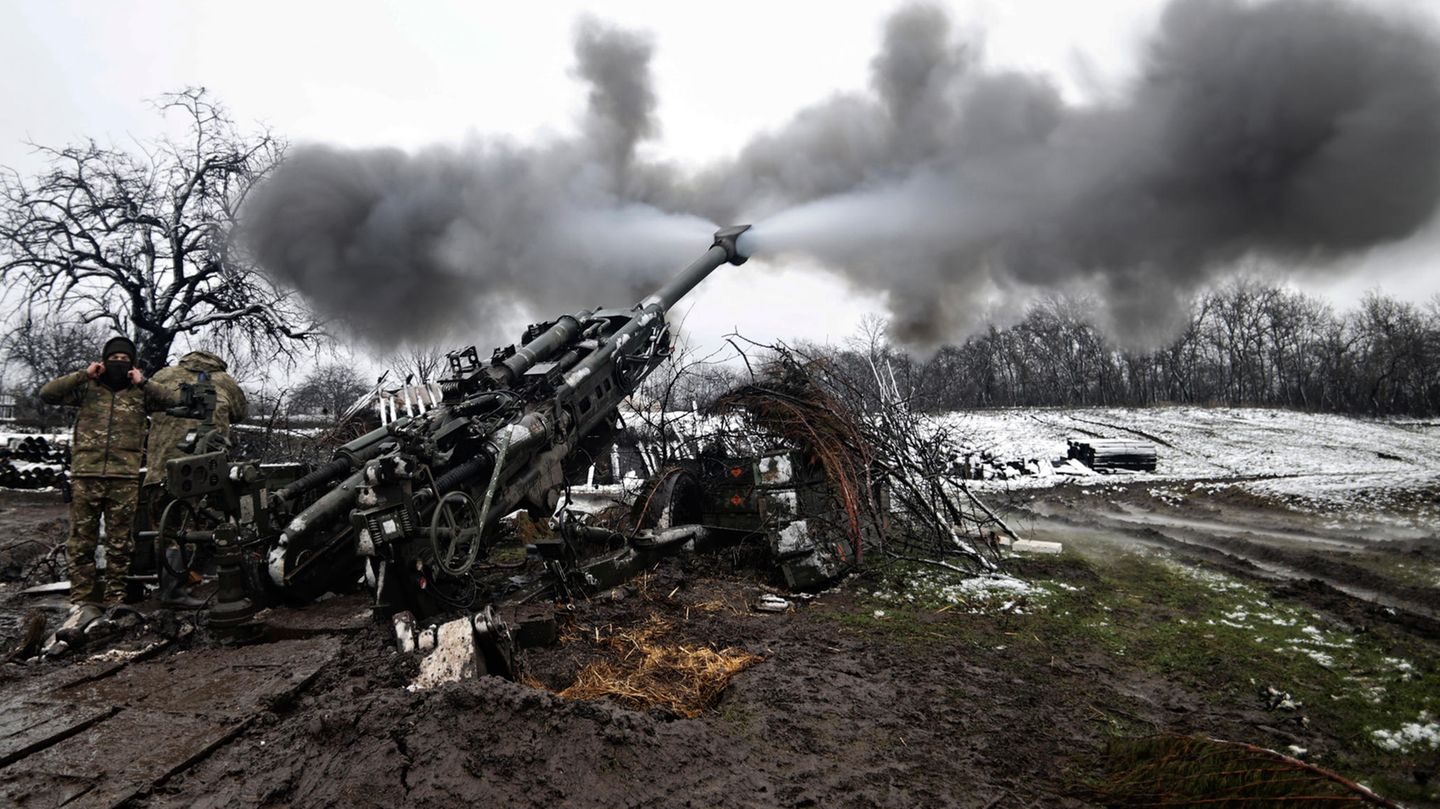Ukrainische Soldaten schießen auf russische Stellungen an der Frontlinie im Donbass