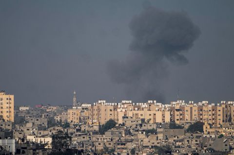 Rauch steigt nach einem israelischen Luftangriff im Gazastreifen auf-
