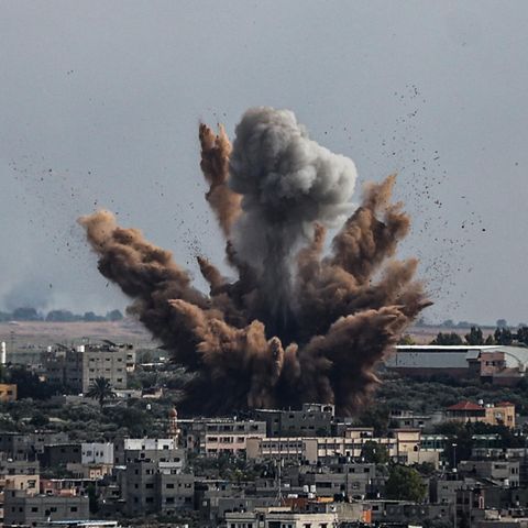Eine riesige Explosion in der Mitte vieler Häuser