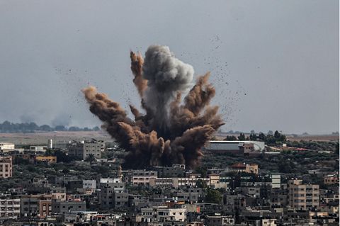 Eine riesige Explosion in der Mitte vieler Häuser