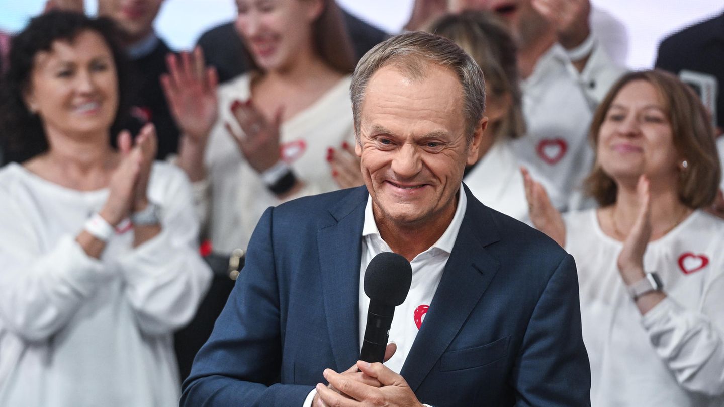 Oppositionsführer Donald Tusk freut sich über den Wahlsieg in Polen