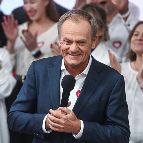 Oppositionsführer Donald Tusk freut sich über den Wahlsieg in Polen