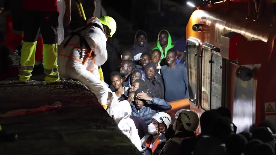 Video: Kanarische Inseln melden starken Anstieg von Flüchtlingszahlen Video: Kanarische Inseln melden starken Anstieg von Flüchtlingszahlen
