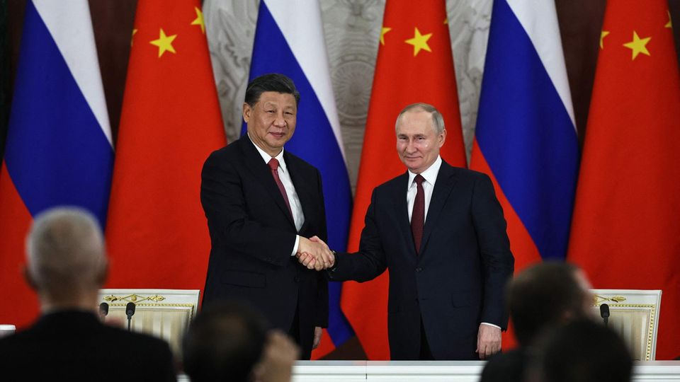 Xi Jinping und Wladimir Putin geben sich bei einem Treffen im Kreml am 21. März 2023 die Hand