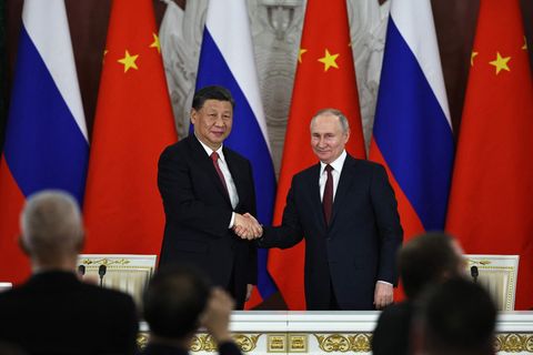 Xi Jinping und Wladimir Putin schütteln bei einem Treffen im Kreml, 21. März 2023, die Hände