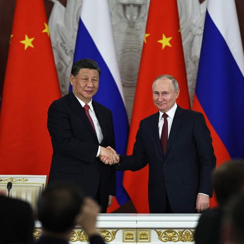 Xi Jinping und Wladimir Putin schütteln bei einem Treffen im Kreml, 21. März 2023, die Hände