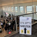 Am Flughafen von Tel Aviv weist ein Schild den Weg zum nächsten Schutzraum