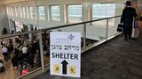 Am Flughafen von Tel Aviv weist ein Schild den Weg zum nächsten Schutzraum