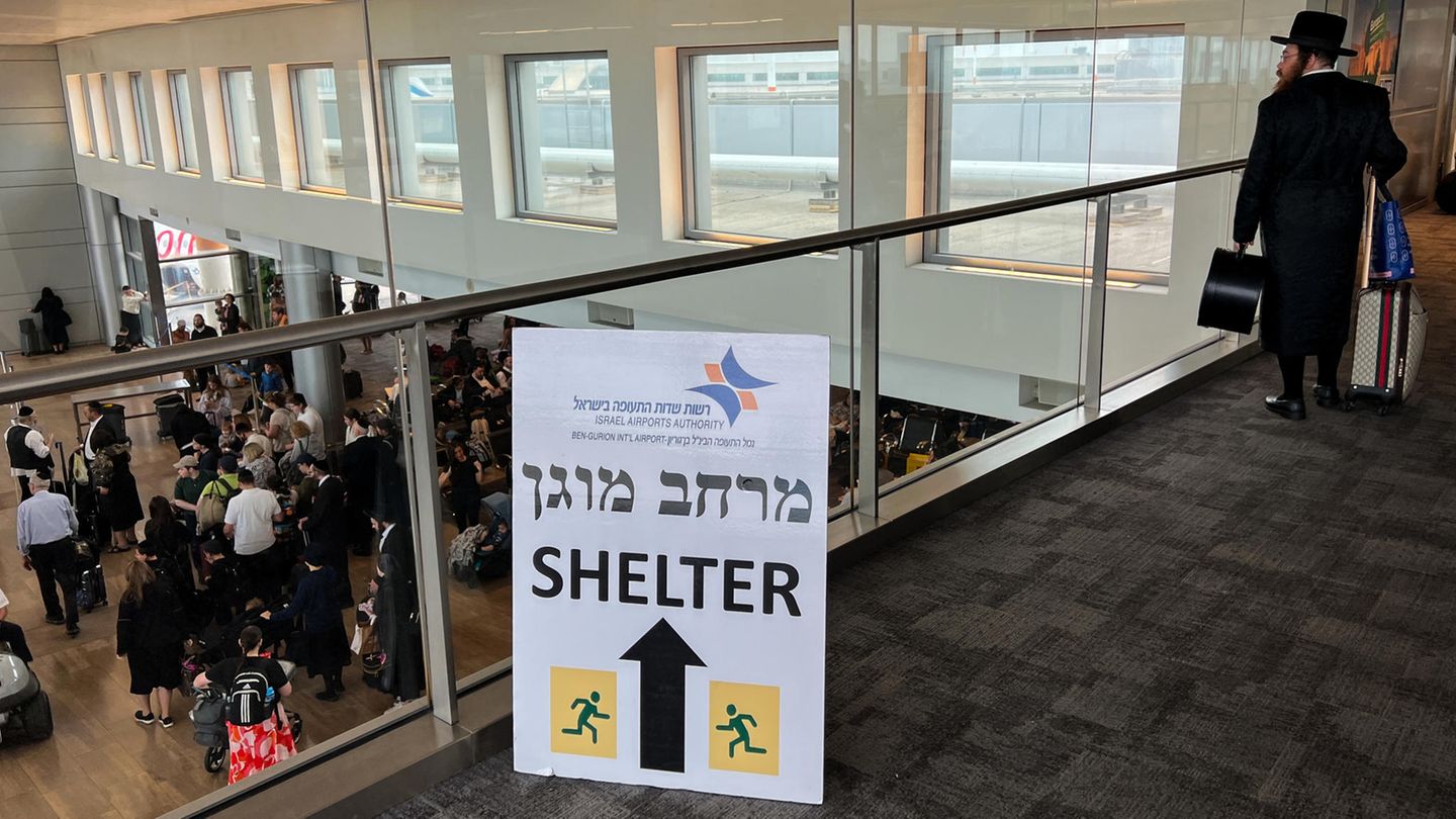 Am Flughafen von Tel Aviv weist ein Schild den Weg zum nächsten Schutzraum