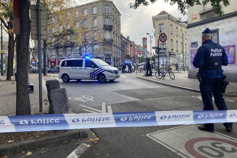 Brüssel: Die Polizei sperrt eine Straße, während ein Polizist hinter Absperrband Wache steht
