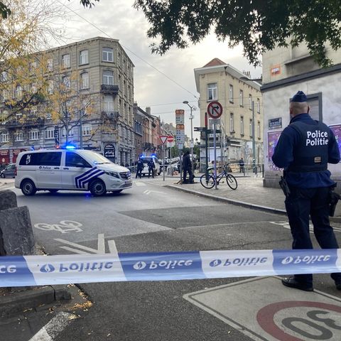 Brüssel: Die Polizei sperrt eine Straße, während ein Polizist hinter Absperrband Wache steht