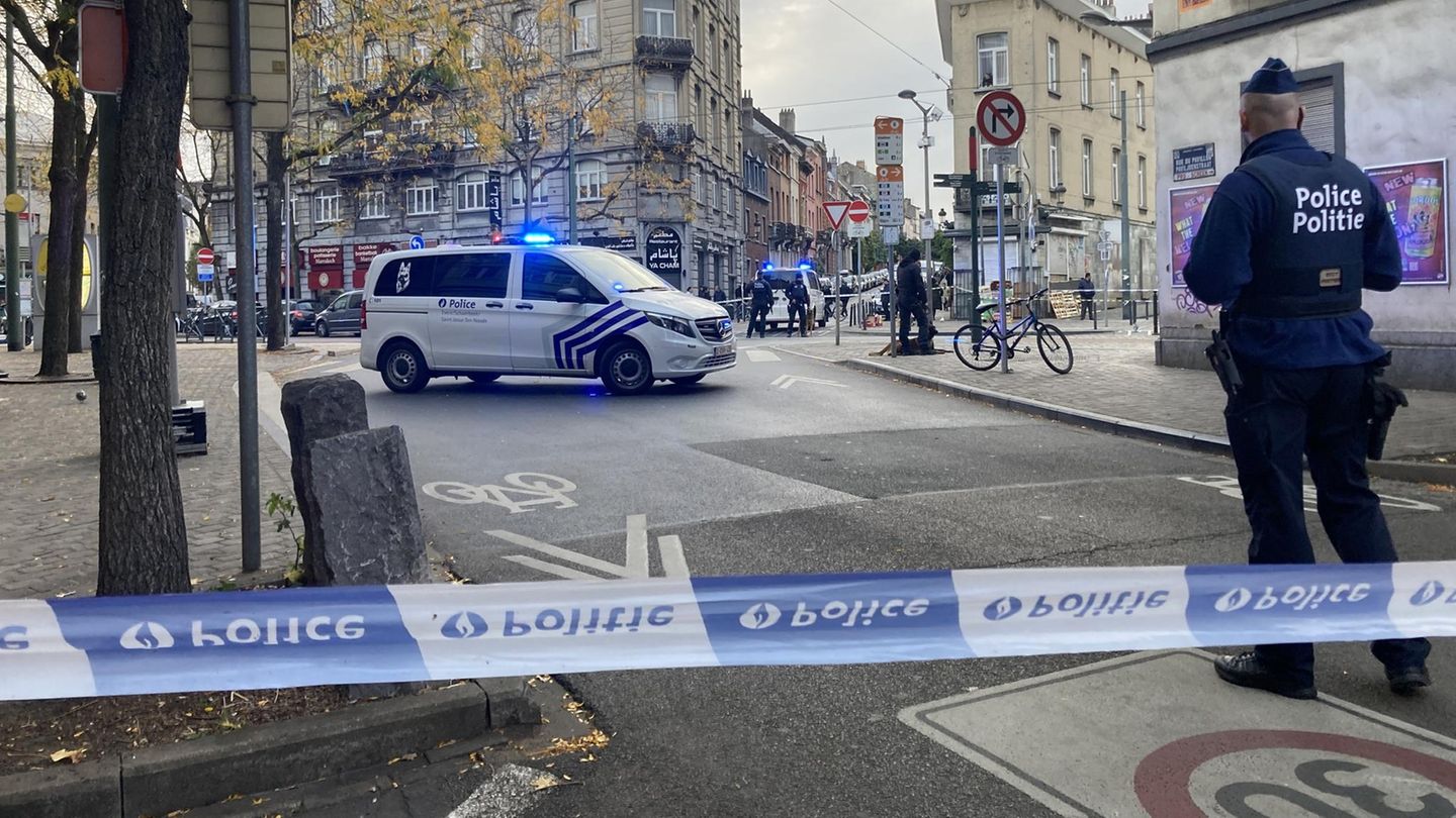 Brüssel: Die Polizei sperrt eine Straße, während ein Polizist hinter Absperrband Wache steht