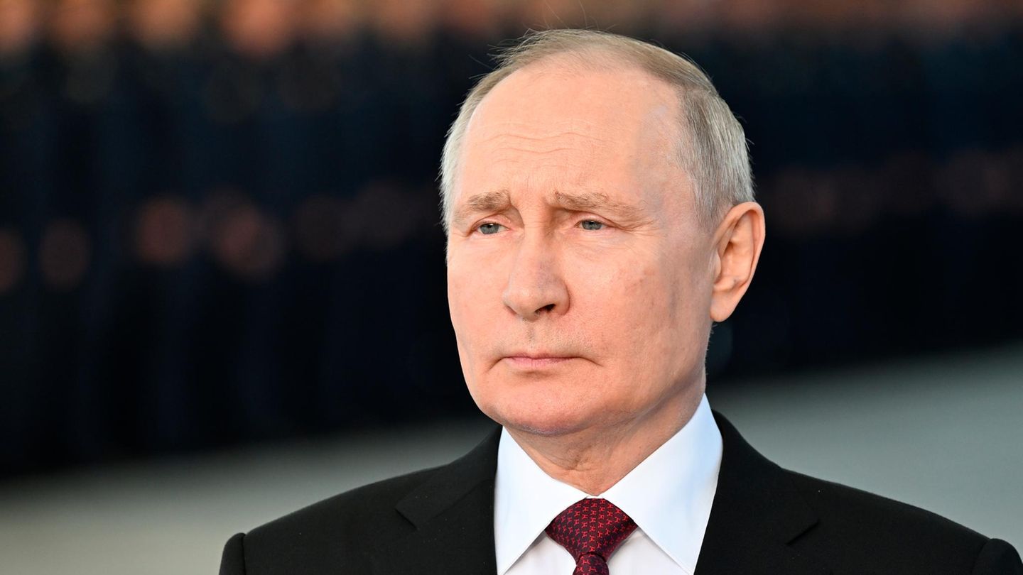ein ernst blickender Wladimir Putin (Russlands Präsident)