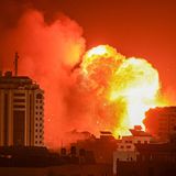 Israel verstärkt seine Luftangriffe auf Gaza noch. Immer wieder steigen Feuerbälle über den Häusern im Gazastreifen auf