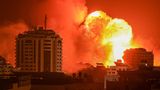 Israel verstärkt seine Luftangriffe auf Gaza noch. Immer wieder steigen Feuerbälle über den Häusern im Gazastreifen auf