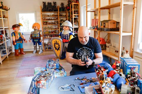 Stefan Will baut ein Spielzeug Playmobil-Set zusammen.