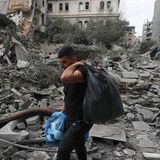 Nach den Luftschlägen der Israelis bleibt – wie hier im Viertel al Rimal von Gaza-Stadt – oft nur ein Trümmerfeld zurück. Der Mann kann nur ein paar Habseligkeiten in Plastiksäcken davontragen – aber er lebt