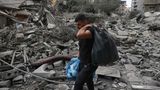 Nach den Luftschlägen der Israelis bleibt – wie hier im Viertel al Rimal von Gaza-Stadt – oft nur ein Trümmerfeld zurück. Der Mann kann nur ein paar Habseligkeiten in Plastiksäcken davontragen – aber er lebt