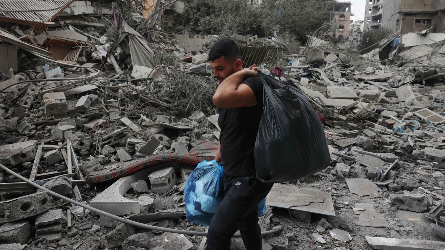 Nach den Luftschlägen der Israelis bleibt – wie hier im Viertel al Rimal von Gaza-Stadt – oft nur ein Trümmerfeld zurück. Der Mann kann nur ein paar Habseligkeiten in Plastiksäcken davontragen – aber er lebt