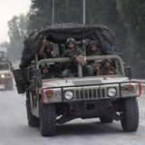 Nahe dem Grenzzaun zum Gazastreifen fahren israelische Soldaten Patrouille