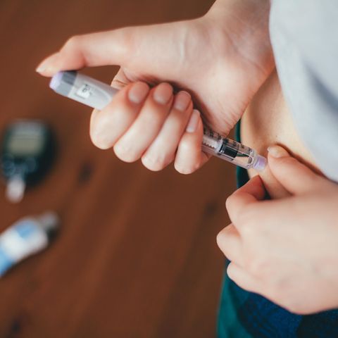 Diabetes: Eine Frau spritzt sich Insulin