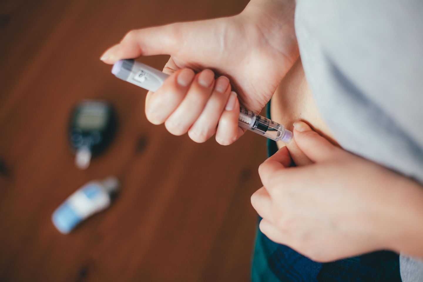 Diabetes: Eine Frau spritzt sich Insulin Diabetes: Eine Frau spritzt sich Insulin