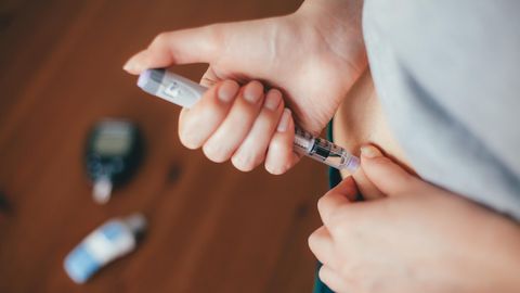 Diabetes: Eine Frau spritzt sich Insulin