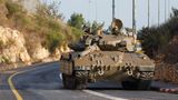 Ein Panzer steht im Norden Israels an der Zufahrt zum Kibbuz Misgav Am. Angesichts der Angriffe der Hisbollah aus dem Libanon auf den Norden Israels erhöht die Armee die Sicherheit auch abseits des Gazastreifens