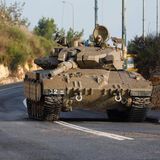 Ein Panzer steht im Norden Israels an der Zufahrt zum Kibbuz Misgav Am. Angesichts der Angriffe der Hisbollah aus dem Libanon auf den Norden Israels erhöht die Armee die Sicherheit auch abseits des Gazastreifens