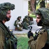 Israelische Soldaten haben in in Kfar Aza Stellung bezogen – und dort offenbar einen kleinen, weißen Hund in ihre Obhut genommen