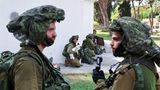 Israelische Soldaten haben in in Kfar Aza Stellung bezogen – und dort offenbar einen kleinen, weißen Hund in ihre Obhut genommen