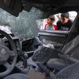 Kinder inspizieren ein zerstörtes Auto in Khan Yunis im südlichen Teil des Gazastreifens 