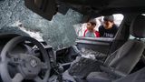 Kinder inspizieren ein zerstörtes Auto in Khan Yunis im südlichen Teil des Gazastreifens 