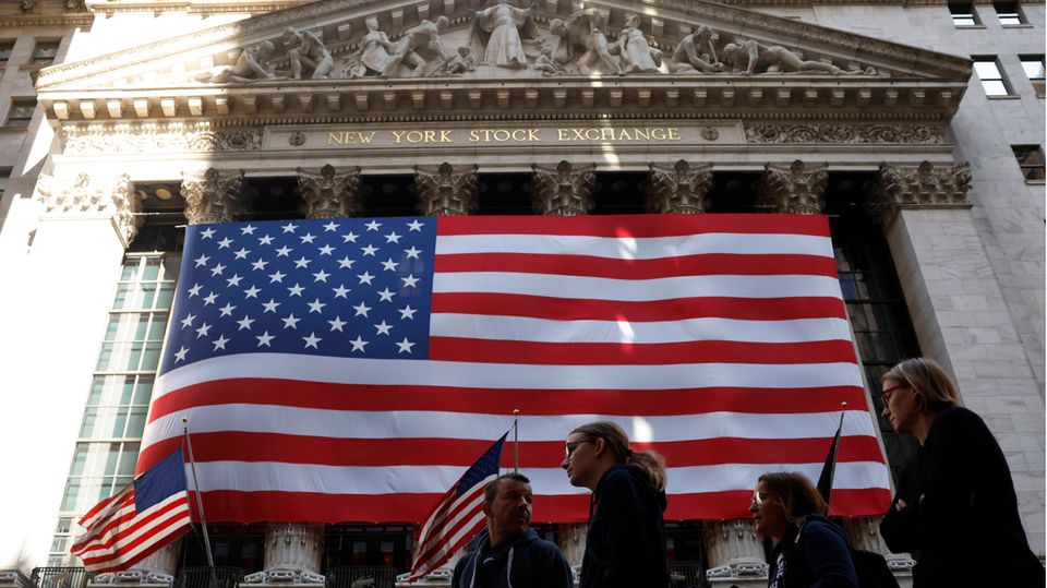 Eine riesige US-Flagge hängt an der Fassade der New Yorker Börse