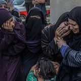 Palästinenserinnen trauern um ihre Angehörigen, die bei einem israelischen Luftangriff auf Khan Yunis getötet wurden