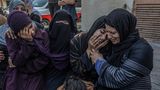 Palästinenserinnen trauern um ihre Angehörigen, die bei einem israelischen Luftangriff auf Khan Yunis getötet wurden