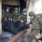 Israelische Soldaten bergen den Leichnam eines im Kibbutz Kfar Aza getöteten Zivilisten
