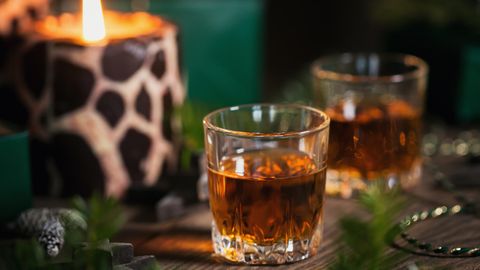 Whisky-Adventskalender: Zwei Whisky-Gläser stehen auf einem weihnachtlich dekoriertem Tisch