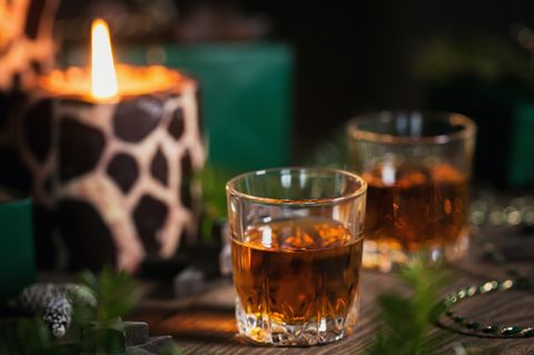 Whisky-Adventskalender: Zwei Whisky-Gläser stehen auf einem weihnachtlich dekoriertem Tisch