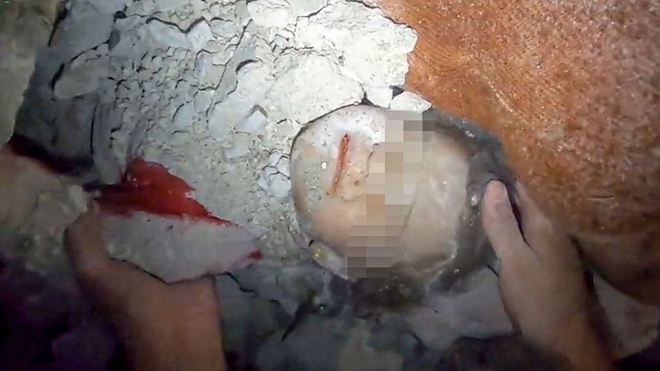 Faktencheck: Verschüttetes Baby überlebt dank Umarmung – was es mit diesem vermeintlichen Gaza-Video auf sich hat Faktencheck: Verschüttetes Baby überlebt dank Umarmung – was es mit diesem vermeintlichen Gaza-Video auf sich hat