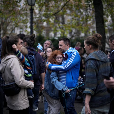 Mahnwache vor der Fraenkelufer-Synagoge in Berlin am 13. Oktober: Am Vorabend des Schabbats versammelten sich Hunderte Menschen, um den in der Synagoge abgehaltenen Gebetsgottesdienst vor möglichen Angriffen zu schützen und ihre Solidarität zu zeigen